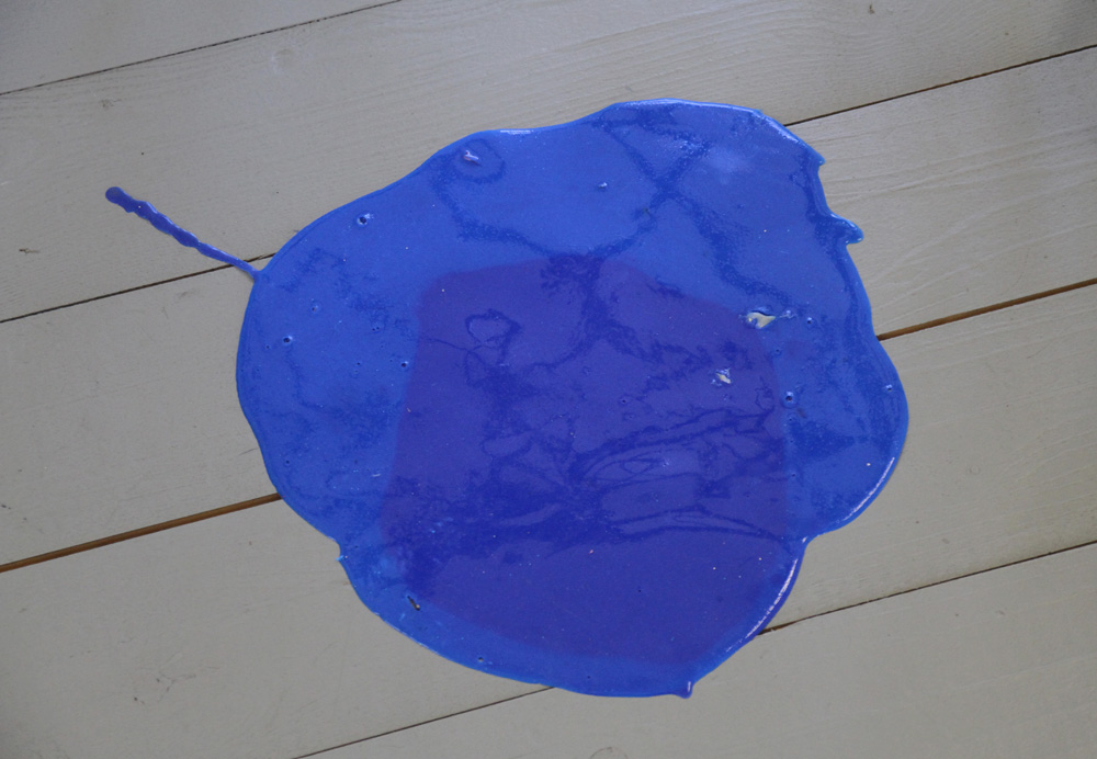 Blauer Fleck am Boden - Schreibkraft